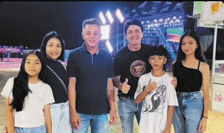 Toshi Omura registra momento com sua família ao lado do prefeito Inho Taino