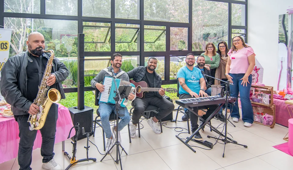 As participantes foram recebidas com música por meio de uma parceria entre os projetos Pequenos Músicos... Primeiros Acordes na Escola e Pra Ver a Banda Passar, promovidos pela Secretaria de Educação. . . .