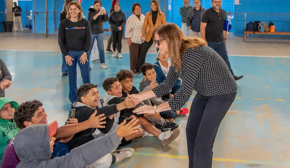 Os estudantes receberam a prefeita com muito carinho durante a comemoração peloa aniversário do bairro. Foto: Divulgação/PMMC