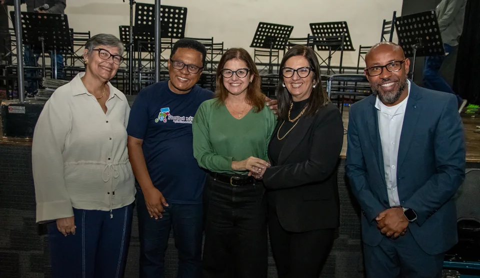 A prefeita Mara Bertaiolli, acompanhada pela secretária de Educação, Claudia Romanos, e a adjunta da Pasta, Catia Moyano, ao lado do maestro Lélis Gerson, diretor artístico do Pequenos Músicos e . . .
