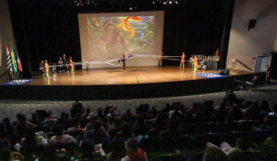 Na abertura do evento, os estudantes do projeto "A Arte do Balé", apresentaram duas coreografias do espetáculo “Pássaro de Fogo”. Foto: Divulgação/PMMC