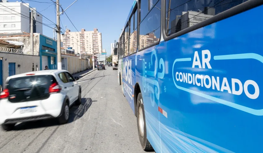 Novos ônibus com ar-condicionado já estão atendendo os passageiros de 26 linhas do sistema de transporte coletivo, aumentando o conforto dos usuários. Foto: Divulgação/PMMC