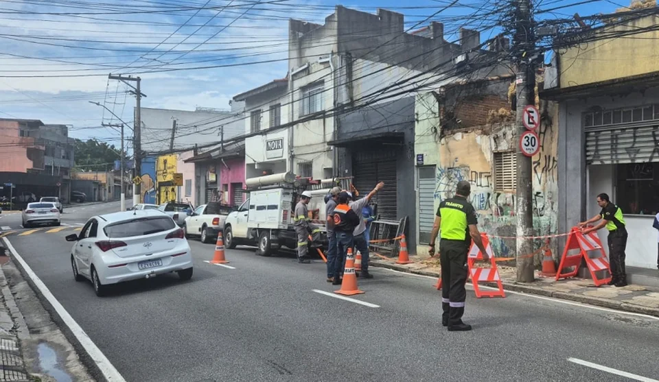 Imóvel localizado na rua Ipiranga, no Centro, apresentava risco e, após vistoria técnica, foi necessária a demolição parcial para garantir condições de segurança. Foto: Divulgação/PMMC