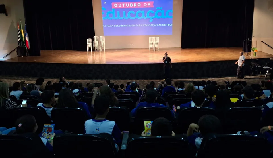 Ao final dos debates, os alunos se reuniram no Auditório do Cemforpe, onde apresentaram suas ideias aos conselheiros mirins que participaram da Plenarinha. Foto: Divulgação/PMMC