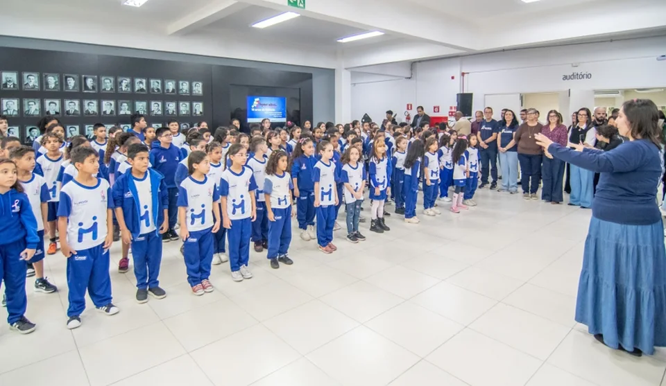 Coral Canarinhos do Itapety faz homenagem aos servidores da Prefeitura de Mogi das Cruzes em comemoração ao Dia do Servidor Público. Foto: Divulgação/PMMC