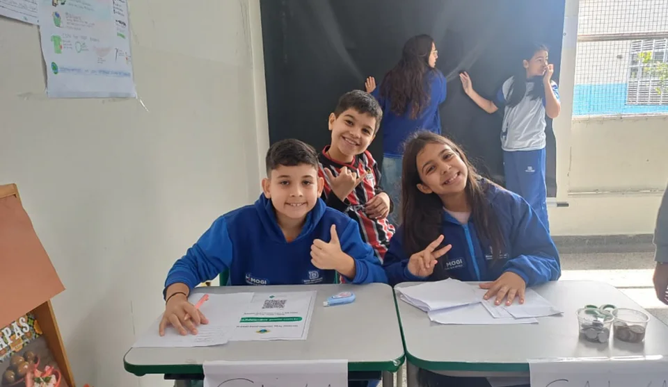 Os alunos dos 5º anos realizaram um bazar com roupas e brinquedos. Foto: Divulgação/PMMC