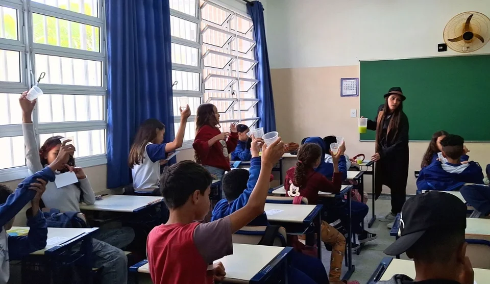 Na última etapa, os alunos participaram de uma dinâmica de adivinhação envolvendo um delicioso suco nutritivo. Foto: Divulgação/PMMC