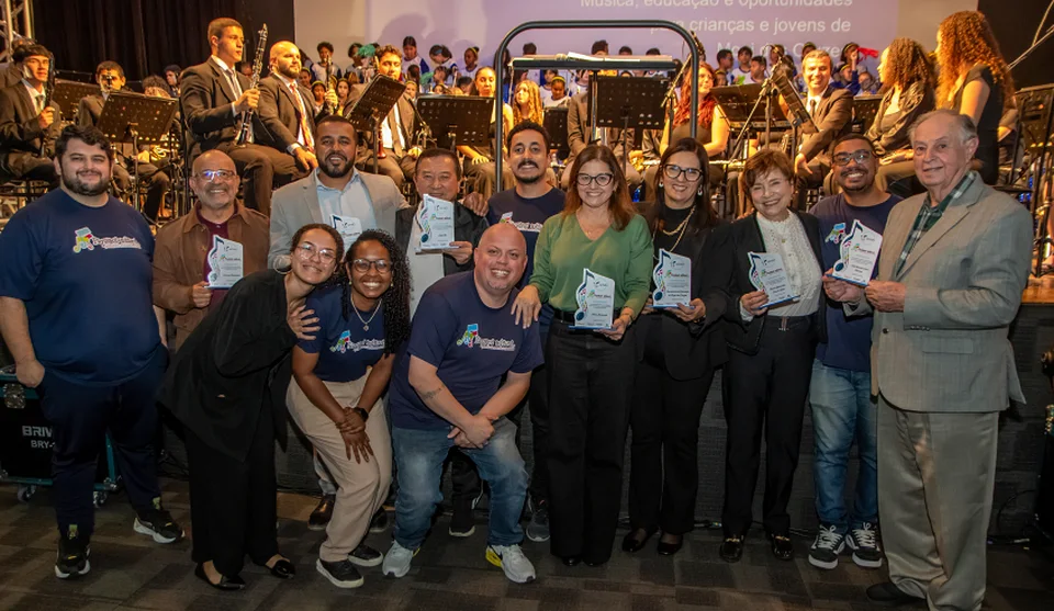 Ex-alunos que começaram a estudar música no projeto e, hoje, são monitores, entregaram as homenagens para autoridades que marcaram a história do projeto. Foto: Divulgação/PMMC