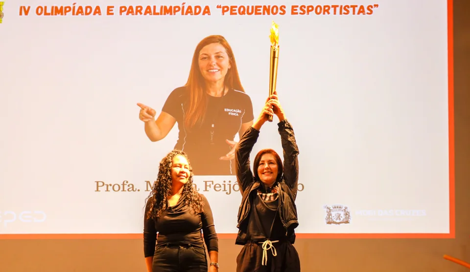 A professora de Educação Física, Márcia Garrido, da EM Profª Guiomar Pinheiro Franco, foi homenageada, além dos parceiros que apoiaram as atividades ao longo do ano. Foto: Divulgação/PMMC
