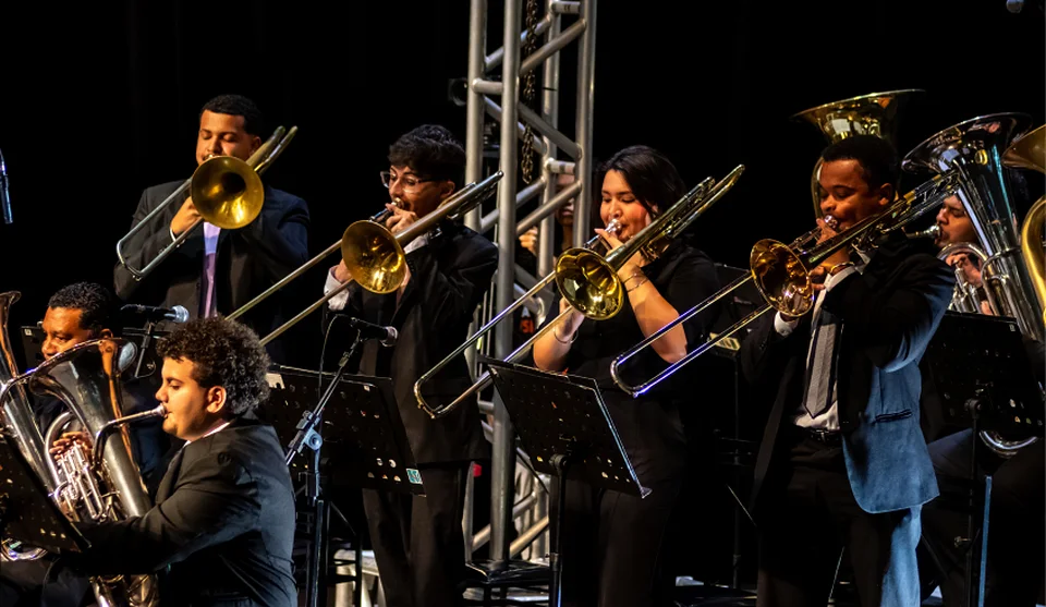 A Banda InfantoJuvenil, formada por estudantes avançados do projeto, começou a apresentação com músicas, que animaram a plateia. Foto: Divulgação/PMMC