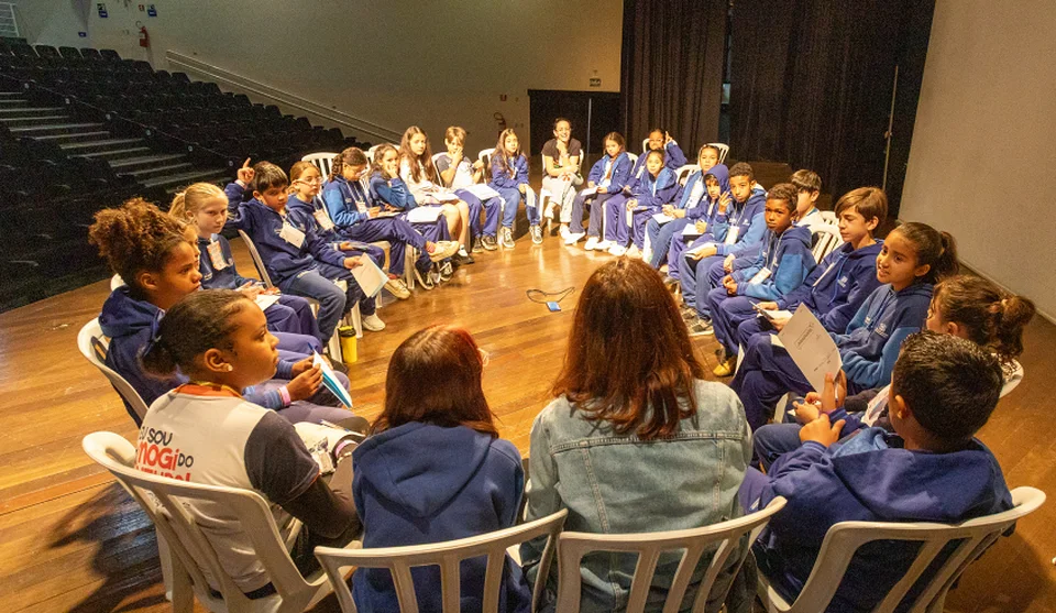 Os estudantes foram organizados em grupos que se dividiram em painéis temáticos. Foto: Divulgação/PMMC