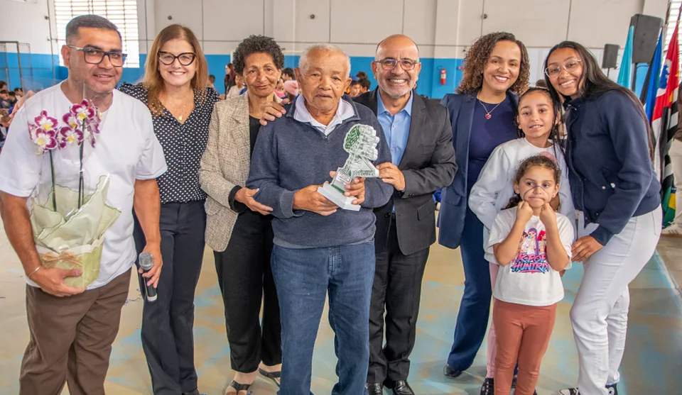 Um dos momentos marcantes da comemoração foi a homenagem a José Salustiano Lima, conhecido como Zé Paraíba, antigo morador do bairro. Foto: Divulgação/PMMC