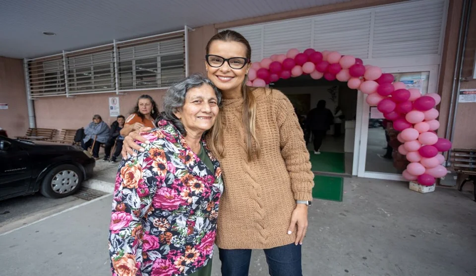 A presidente do Fundo Social de Mogi das Cruzes, Maira Cusatis, participou da entrega de mimos e cartões motivacionais para pacientes em tratamento contra o câncer