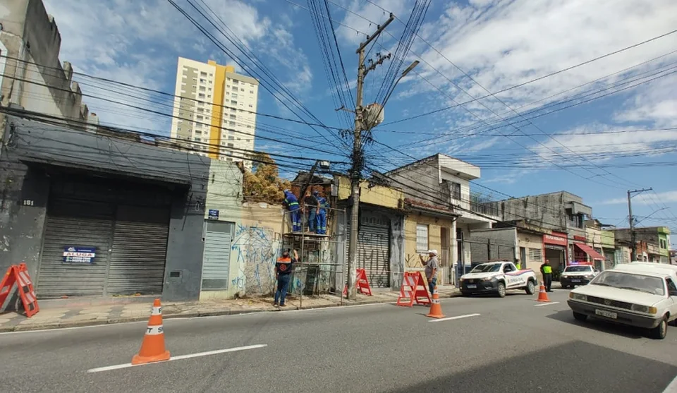 Imóvel localizado na rua Ipiranga, no Centro, apresentava risco e, após vistoria técnica, foi necessária a demolição parcial para garantir condições de segurança. Foto: Divulgação/PMMC
