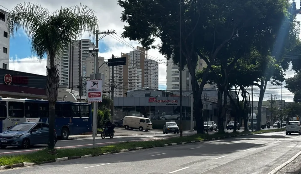 Equipamentos de fiscalização eletrônica de trânsito de caminhões, como o da avenida Vereador Narciso Yague Guimarães, começam a operar no dia 3 de novembro. Foto: Divulgação/PMMC
